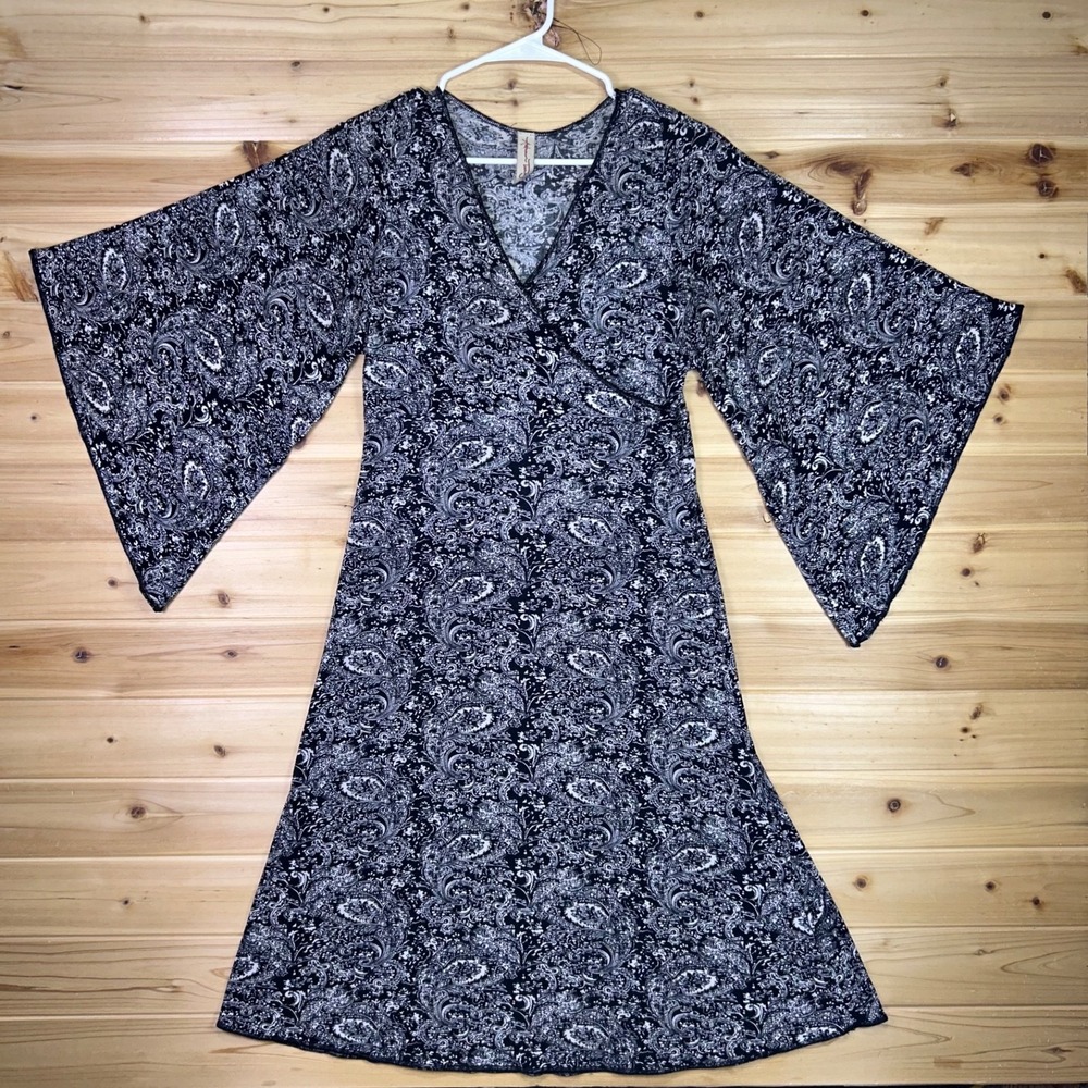 Autumn Teneyl Dress Womens Medium Black and White Paisley Bell Sleeve Midi Dress